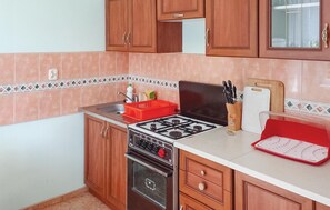 Frigorífico, placa de cocina y utensilios de cocina