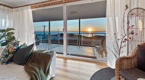 4 makuuhuonetta, työpöytä, silitysrauta/-lauta, vauvan matkasänky