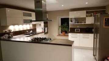 Frigorífic, microones, forn i placa de cuina