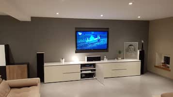 TV connectée, lecteur de DVD, baby-foot, chaßne hi-fi
