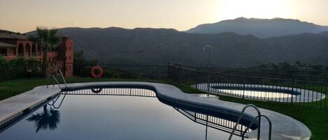 حمّام سباحة خارجي