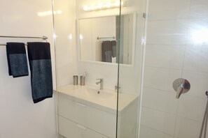 Douche, sèche-cheveux, serviettes fournies, papier toilette