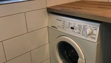 Cottage, 6 kamar tidur | Kamar mandi | Shower, pengering rambut, handuk, dan sabun