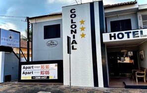 Edifici amb un cartell que indica 'Colonial Hotel' i 'Apart', amb preus indicats.