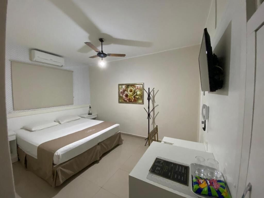 Frigobar, escrivaninha, Wi-Fi de cortesia, roupa de cama