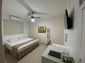 Minibar, escritorio, wifi gratis y ropa de cama