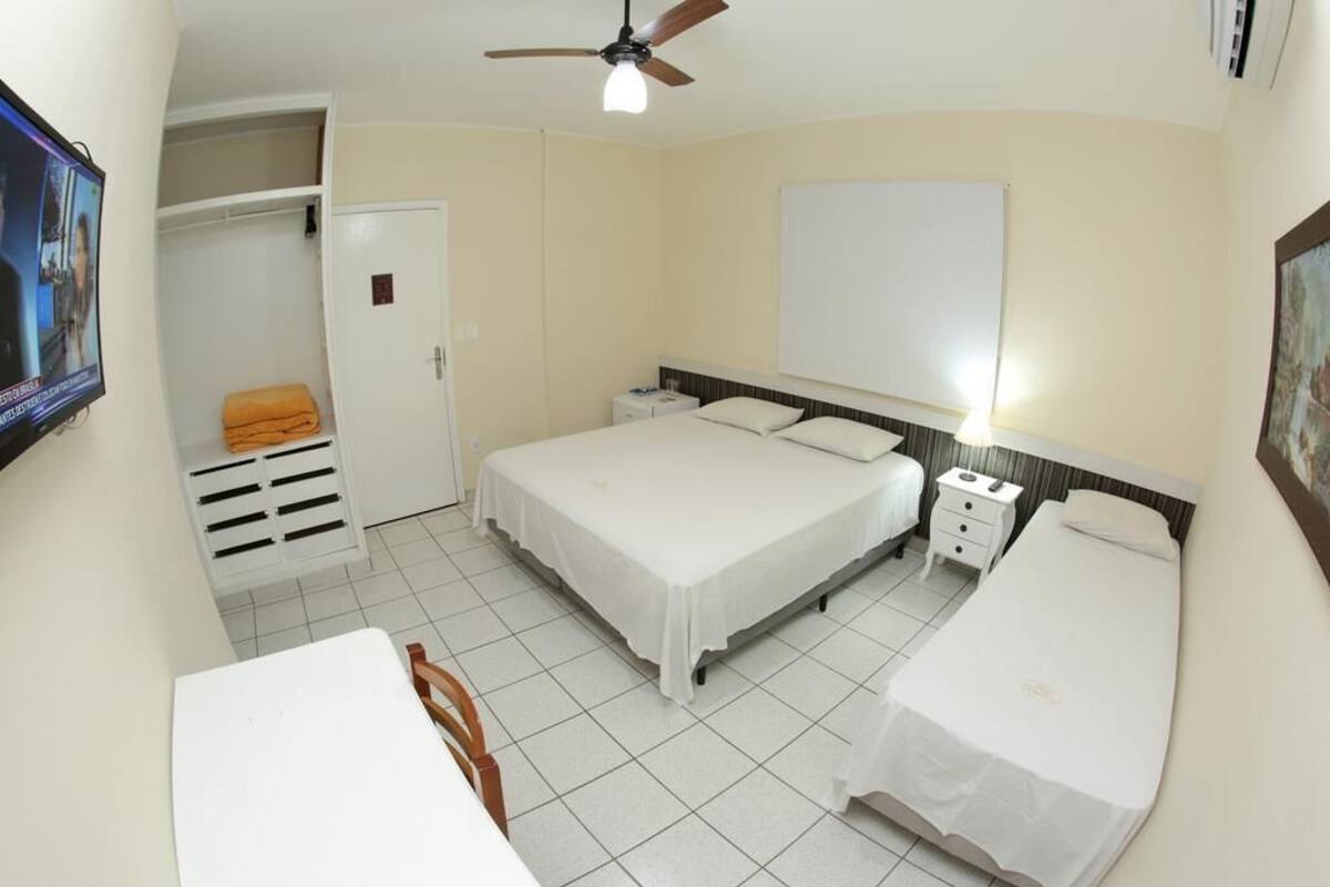 Minibar, escritorio, wifi gratis y ropa de cama