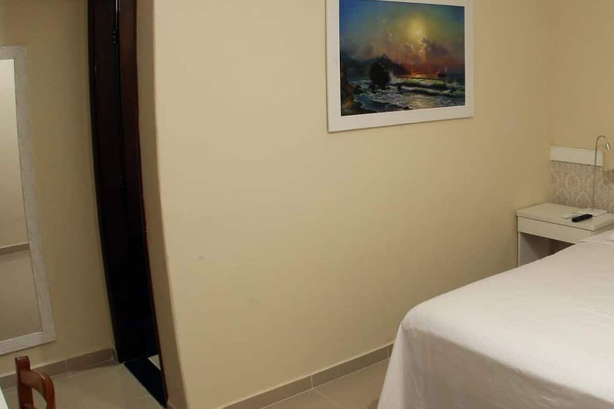 Minibar, escritorio, wifi gratis y ropa de cama
