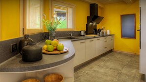 Una cocina moderna con una encimera curva, un fregadero y cuencos de madera.