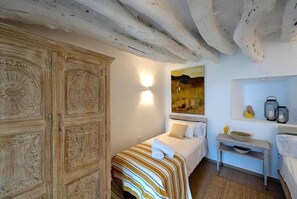 4 bedrooms, iron/ironing board, WiFi, bed sheets