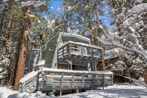 Exterior - HOT TUB! FENCED YARD! A-FRAME! Close to SLOPES in Fox Farm! Great Location! (Big Bear Lake)