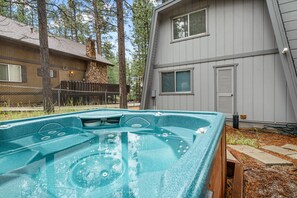 Outdoor spa tub - HOT TUB! FENCED YARD! A-FRAME! Close to SLOPES in Fox Farm! Great Location! (Big Bear Lake)