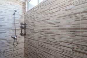 Dusche, Haartrockner, Handtücher, Toilettenpapier