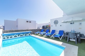 Unclassified image, 2 of 31, button