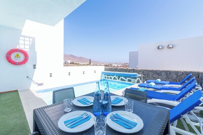 Villa de 3 dormitorios, 2 baños, vistas al mar, Los Colorados, Playa Blanca, WIFI
