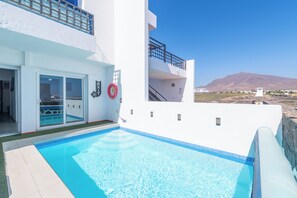 Unclassified image, 4 of 31, button