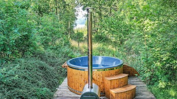Bañera de hidromasaje al aire libre