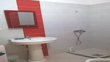 Dusche, Haartrockner, Bidet, Handtücher