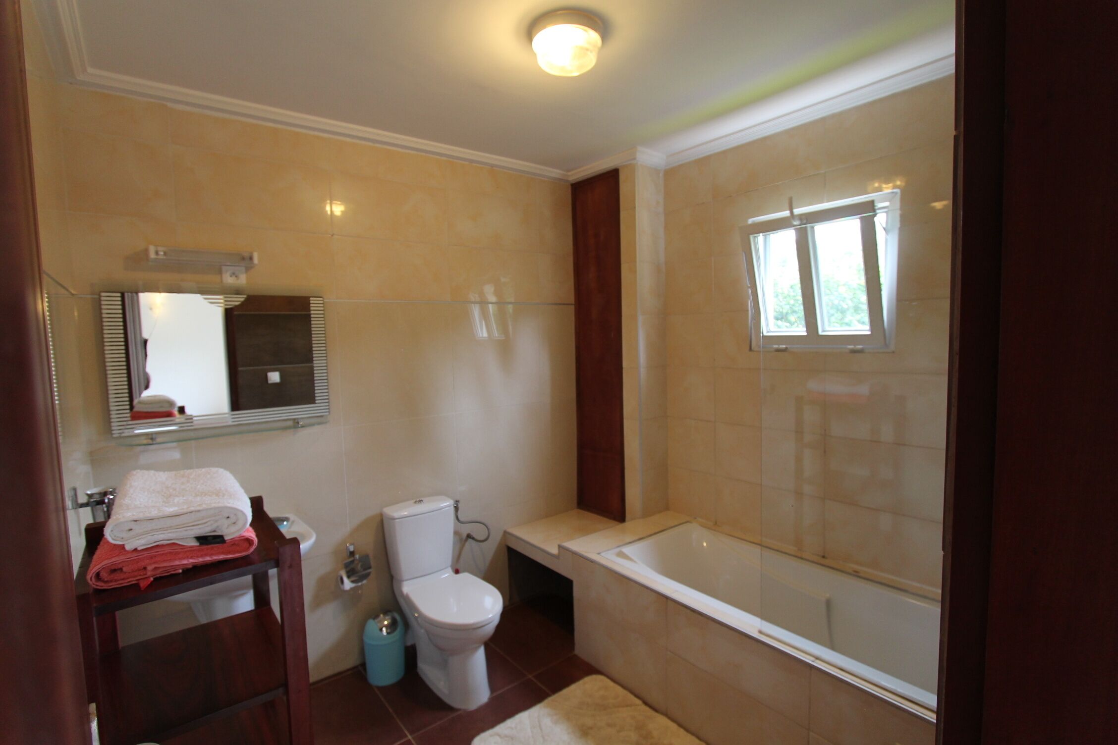 Banyera, assecador de cabells, tovalloles i sabó 