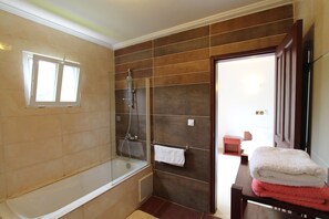 Bañera, secador de pelo, toallas, jabón