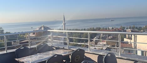 Daily continental breakfast (EUR 5 per person)