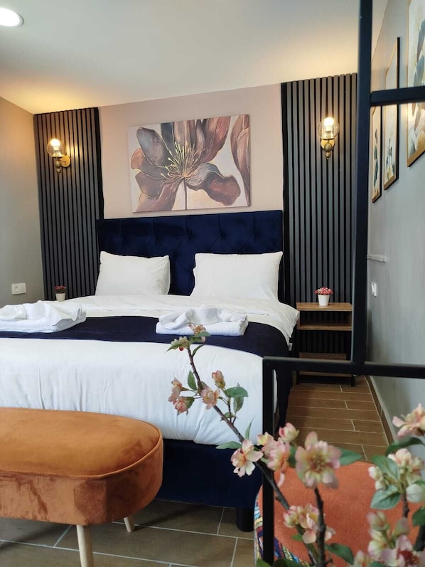 Premium bedding, memory-foam beds, individually furnished - Emirhan Guest House & Suites (Istanbul)