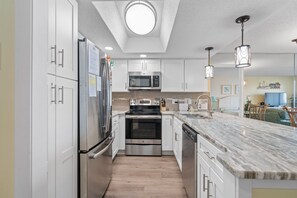 Frigorifero, microonde, forno, piano cottura