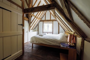 10 bedrooms, iron/ironing board, travel crib, free WiFi - Our extraordinary Tudor Manor House for get-togethers and events. (Norwich)