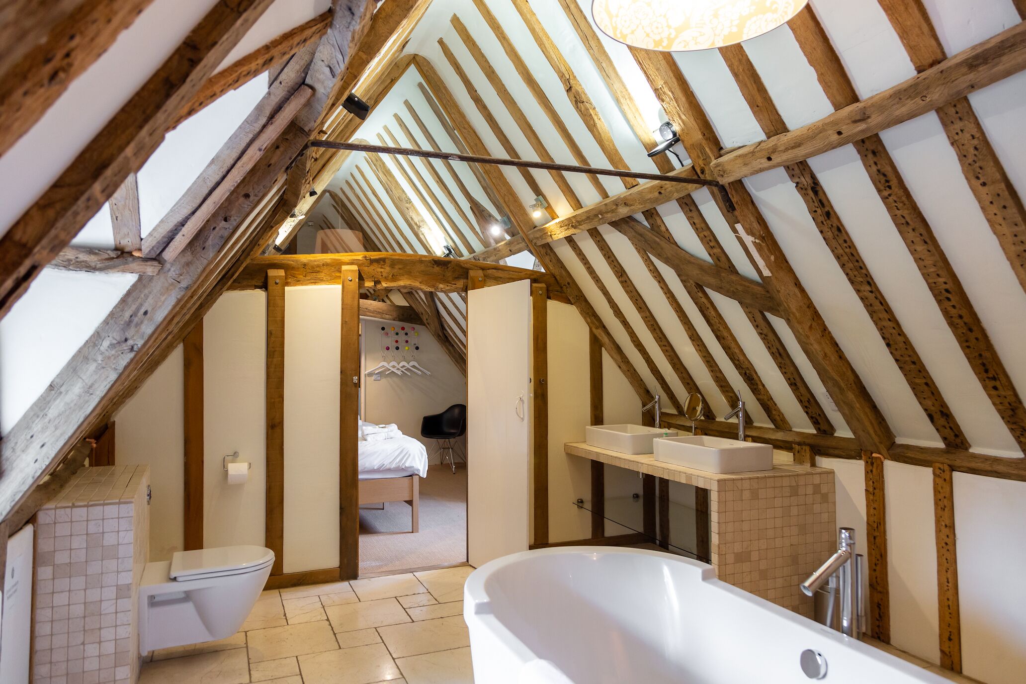 Baignoire, séchoir à cheveux, serviettes fournies, savon