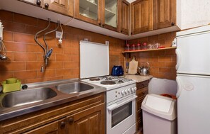 Frigorífico, placa de cocina, cafetera o tetera y utensilios de cocina
