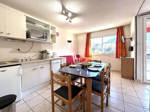 Fridge, stovetop, dishwasher, coffee/tea maker - 2-room apt 4 people, near Prorel, balcony, parking (Briançon)