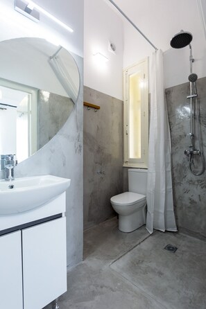 Dusche, Haartrockner, Handtücher, Seife