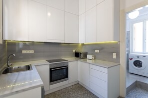 Kühlschrank, Mikrowelle, Ofen, Herdplatte