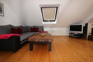 Fernseher, DVD-Player, Musikbibliothek, Stereoanlage