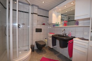 Combined shower/tub, hair dryer, towels, soap - ......... Your vacation home to relax, enjoy and relax. (Zell (Mosel))