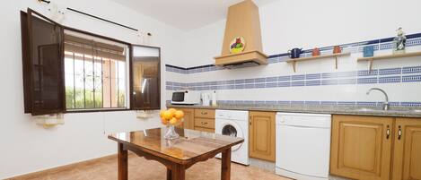 Een koelkast, een microgolfoven, een oven, een vaatwasser