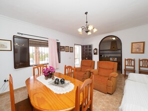 3 slaapkamers, een strijkplank/strijkijzer, gratis wifi, beddengoed