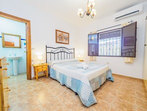 3 slaapkamers, een strijkplank/strijkijzer, gratis wifi, beddengoed