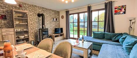 Télévision, cheminée, baby-foot