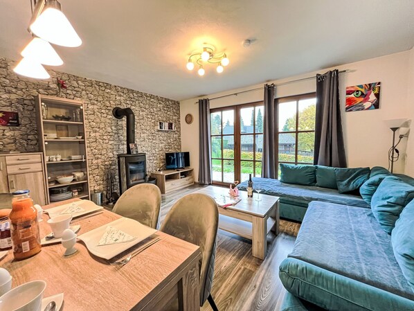 Fernseher, Kamin, Tischfußball