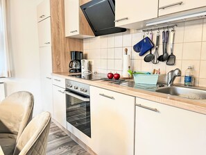 Kühlschrank, Ofen, Geschirrspüler, Hochstuhl