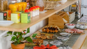 Un bufé con diversos alimentos y salsas.