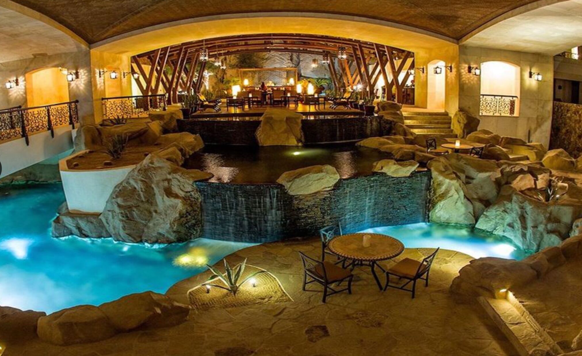 Utendørsbasseng og et oppvarmet basseng