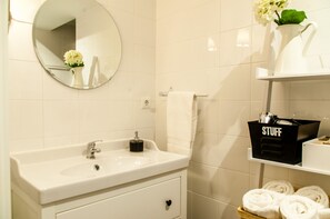 Shower, hair dryer, towels, soap - A charming mezzanine apartment in the heart of Lisbon historic center.  ;)) (Lisboa)