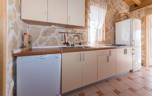 Refrigerador, parrilla de estufa, lavavajillas y cafetera y tetera 