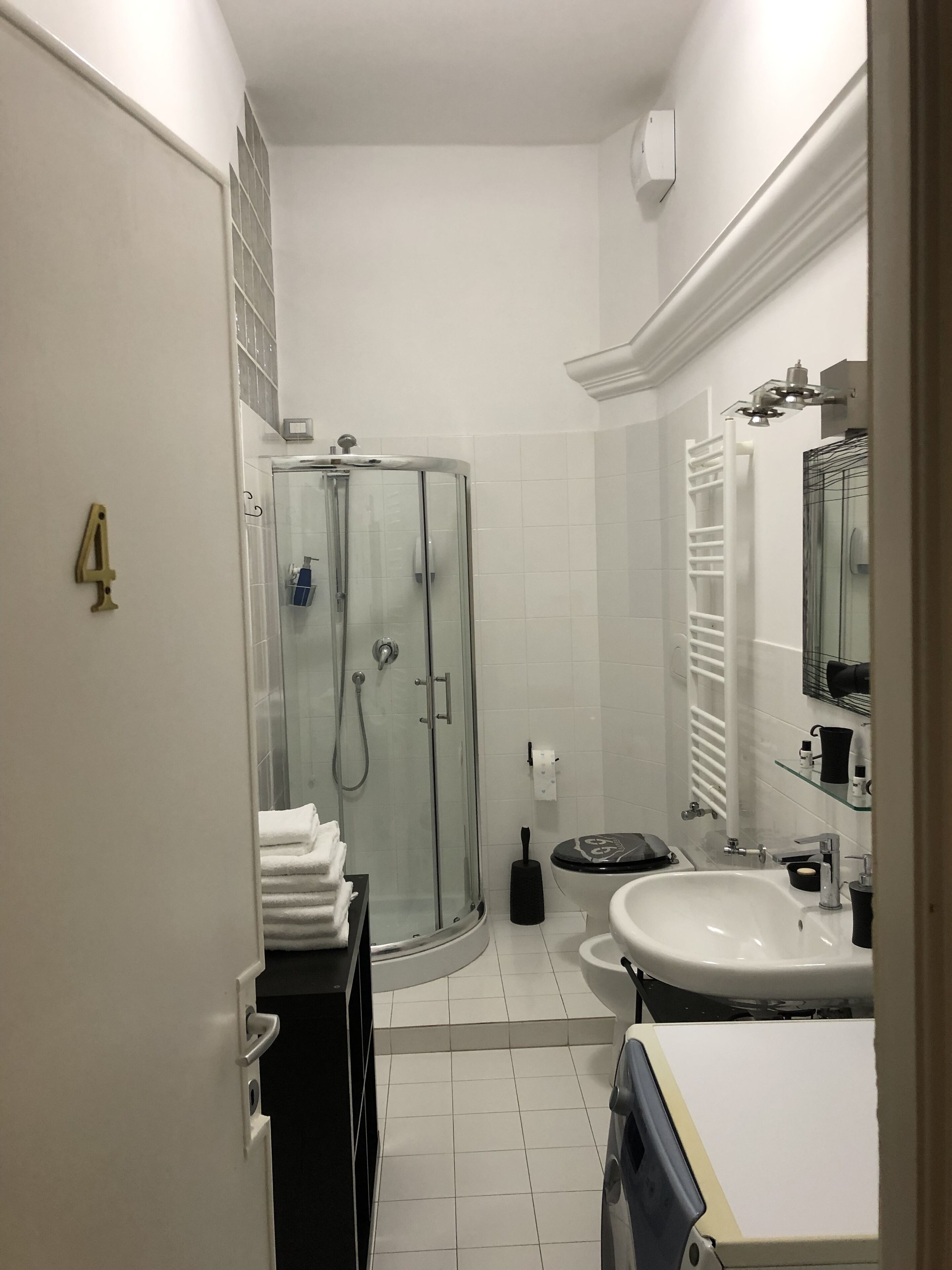 Doppelzimmer, eigenes Bad (External) | Badezimmer | Dusche, Haartrockner, Bidet, Handtücher