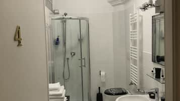 Doppelzimmer, eigenes Bad (External) | Badezimmer | Dusche, Haartrockner, Bidet, Handtücher