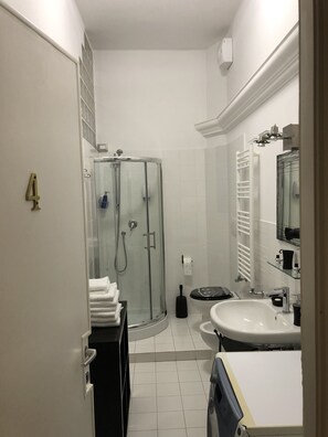 Double Room, Private Bathroom (External) | Bathroom | Shower, hair dryer, bidet, towels - B&B da Ponticello (Rome)