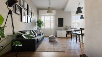 Smart TV, libri, biblioteca musicale, impianto stereo