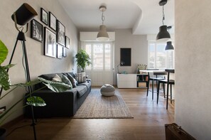 Smart-TV, Bücher, Musikbibliothek, Stereoanlage